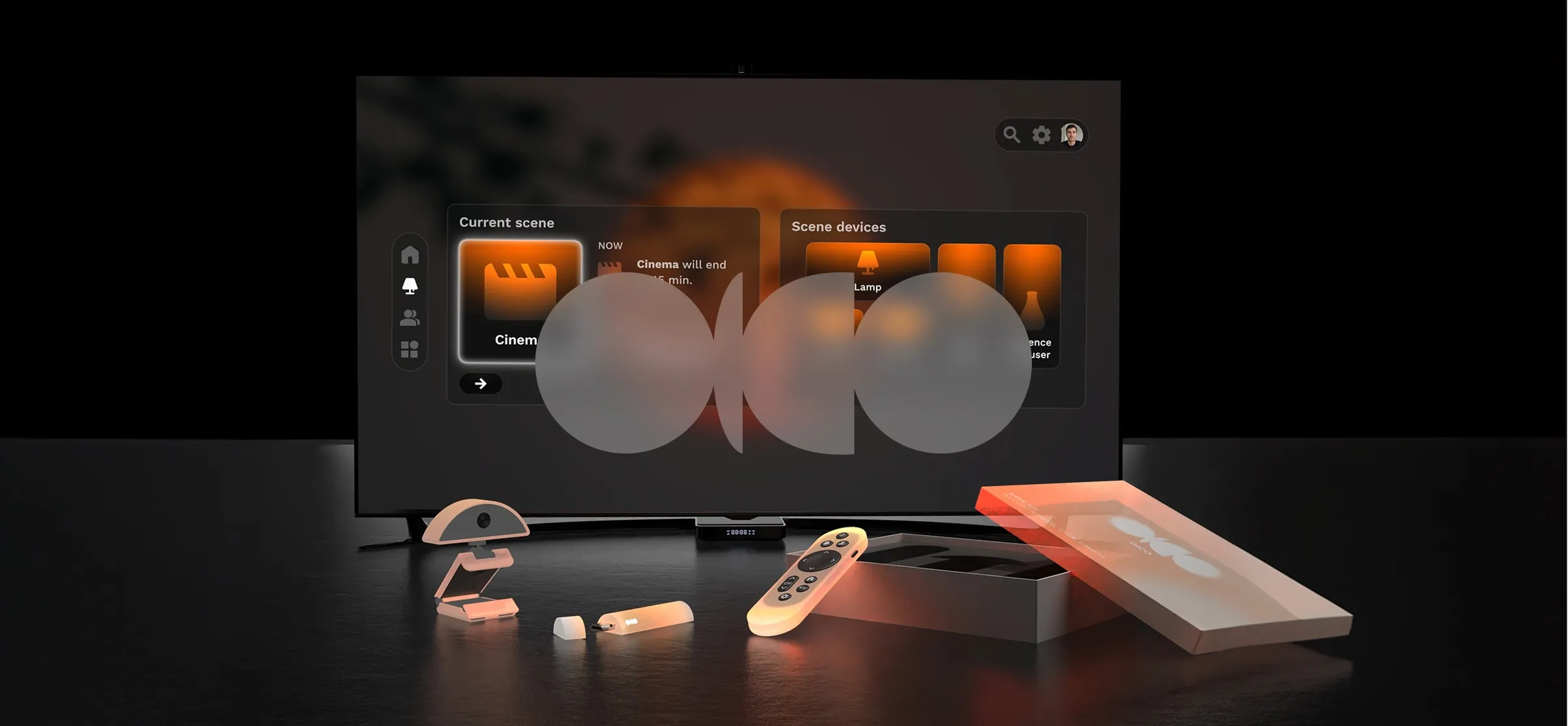Ambientazione con TV OICO, telecomando e accessori smart home